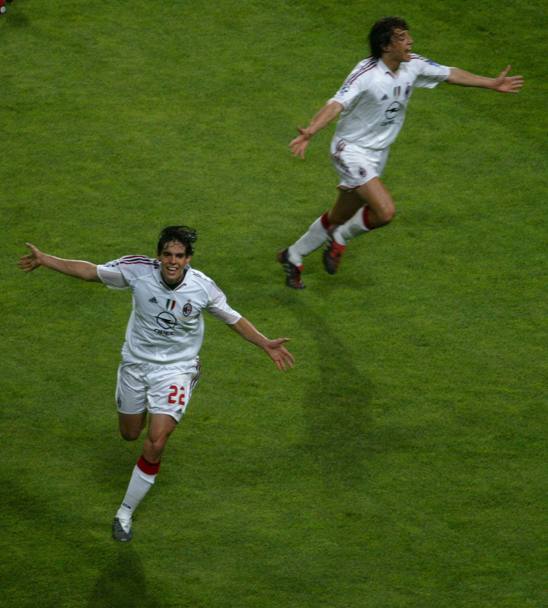 Kakà assist-man nella finale di Champions 2005 con il Liverpool: manda in gol Crespo, i due esultano, poi arriverà la doccia fredda... Epa